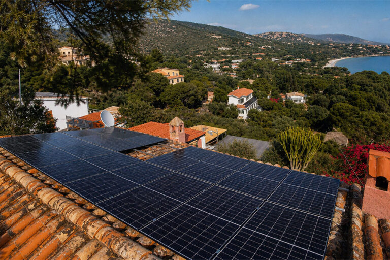 Pannelli solari installati su un tetto residenziale sotto il sole.